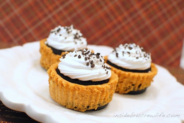 Pumpkin Oreo Cheesecake - pumpkin cheesecake with an Oreo cookie bottom and an Oreo cookie top http://www.insidebrucrewlife.com