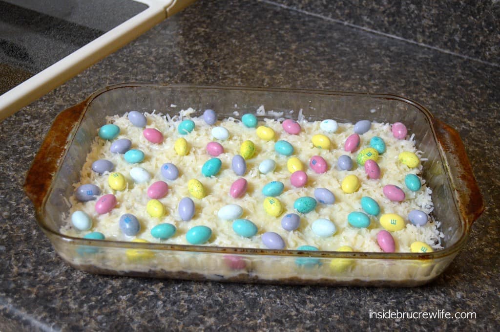 Oreo Gooey Cake Bars - m&ms