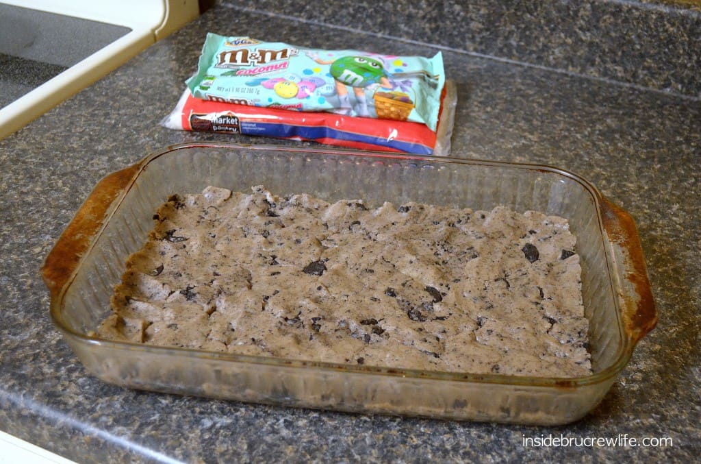 Oreo gooey cake bars - crust