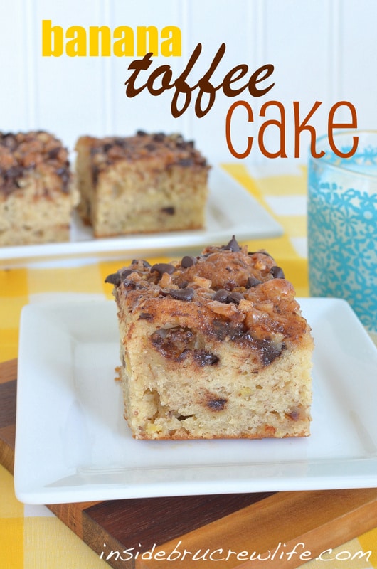 Banana Toffee Cake - banana cake with a cinnamon chocolate chip toffee streusel swirled in #banana #toffee http://www.insidebrucrewlife.com banana cake, sweet recipes, dessert recipes