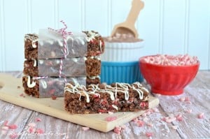 Peppermint Hot Chocolate Granola Bars - homemade granola bars with powdered hot chocolate and Andes peppermint crunch pieces #Andes #peppermint #granolabars http://www.insidebrucrewlife.com
