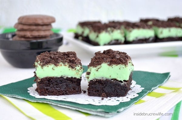 Thin Mint Fudge Brownies - brownies topped with a mint fudge and mint cookie crumbles are out of this world good http://www.insidebrucrewlife.com