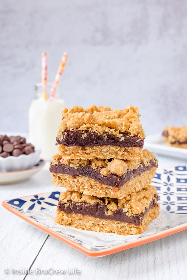 Oatmeal Fudge Bars - crumble cookie bars filled with a creamy chocolate center is an easy treat to make for dessert. Try adding ice cream to a warm oatmeal bar! It's so good! #oatmeal #cookiebars #fudge #easy #recipe