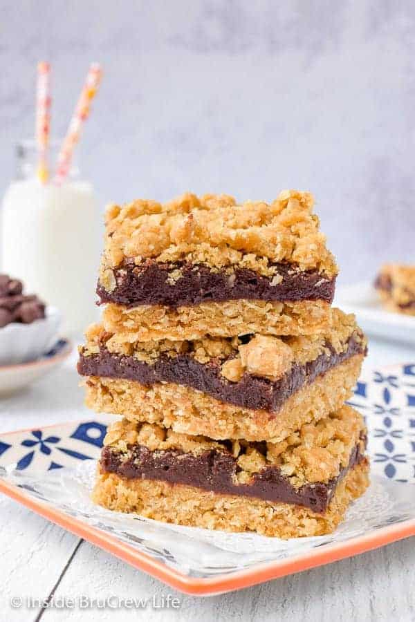 Oatmeal Fudge Bars - these easy crumble bars have a rich fudge center. Enjoy one of these warm cookie bars topped with ice cream for a decadent dessert. #oatmeal #cookiebars #fudge #easy #recipe