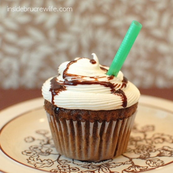 White Chocolate Mocha Frappuccino Cupcakes - fun coffee flavored cupcakes topped with a white chocolate frosting http://www.insidebrucrewilfe.com