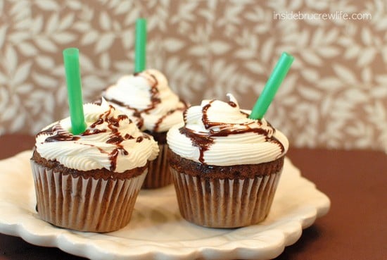 White Chocolate Mocha Frappuccino Cupcakes - fun coffee flavored cupcakes topped with a white chocolate frosting http://www.insidebrucrewilfe.com