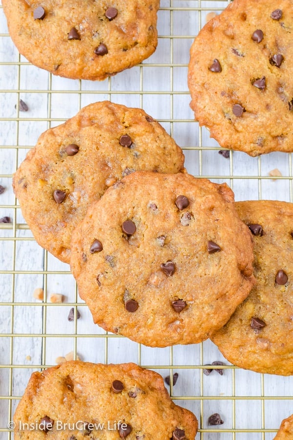 Overhead picture of a wire rack with banana chocolate chip cookies on it