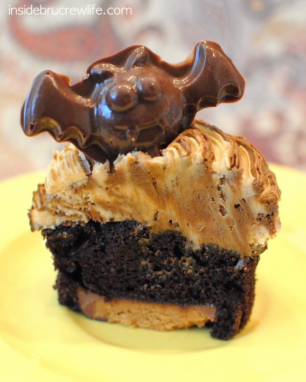 Chocolate Peanut Butter Cupcakes - a hidden peanut butter cup and swirled frosting makes these chocolate cupcakes a treat