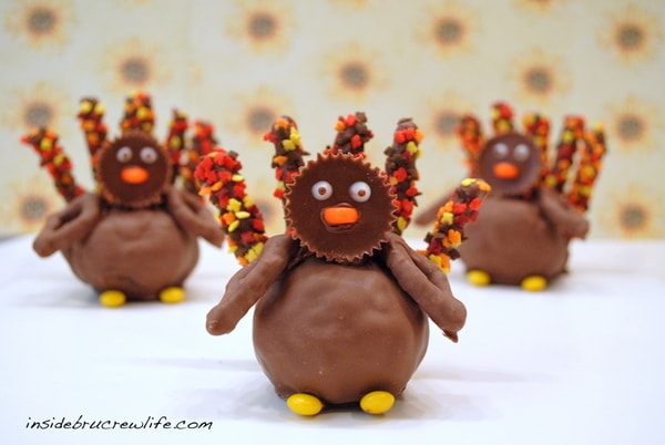 Reese's Brownie Bite Turkeys - brownies, peanut butter cups, and chocolate covered pretzels for a fun turkey day treat 