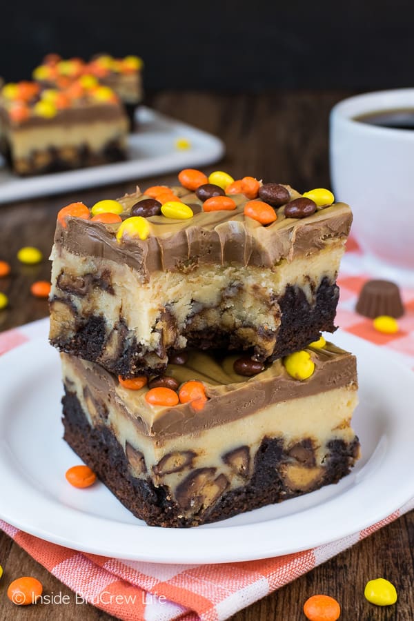 Ultimate Reese's Cheesecake Brownies - chocolate and peanut butter in every layer makes these cheesecake brownies the best dessert! Make this recipe and watch it disappear in a hurry! #cheesecake #brownies #peanutbutter #reesespeanutbuttercups #reesesdessert #cheesecakebrownies #recipe