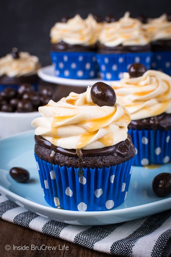 Caramel Mocha Cupcakes - chocolate and caramel toppings make these easy chocolate cupcakes look like they came from a bakery. Make this delicious recipe for all your parties and events! #cupcakes #chocolate #caramel #mocha #dessert #easy #recipe