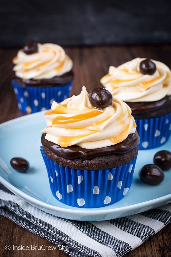 Caramel Mocha Cupcakes - the caramel frosting and chocolate topping add a delicious flair to these easy chocolate cupcakes! Perfect dessert for parties and events! #cupcakes #chocolate #caramel #mocha #dessert #easy #recipe