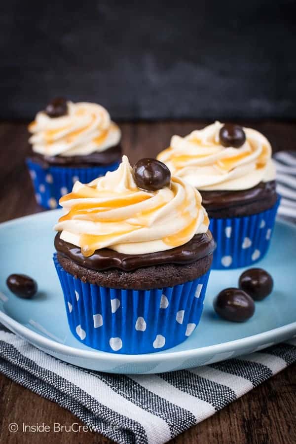 Caramel Mocha Cupcakes - easy chocolate cupcakes with a chocolate topping and homemade caramel frosting. Try this recipe for parties and events. #cupcakes #chocolate #caramel #mocha #dessert #easy #recipe