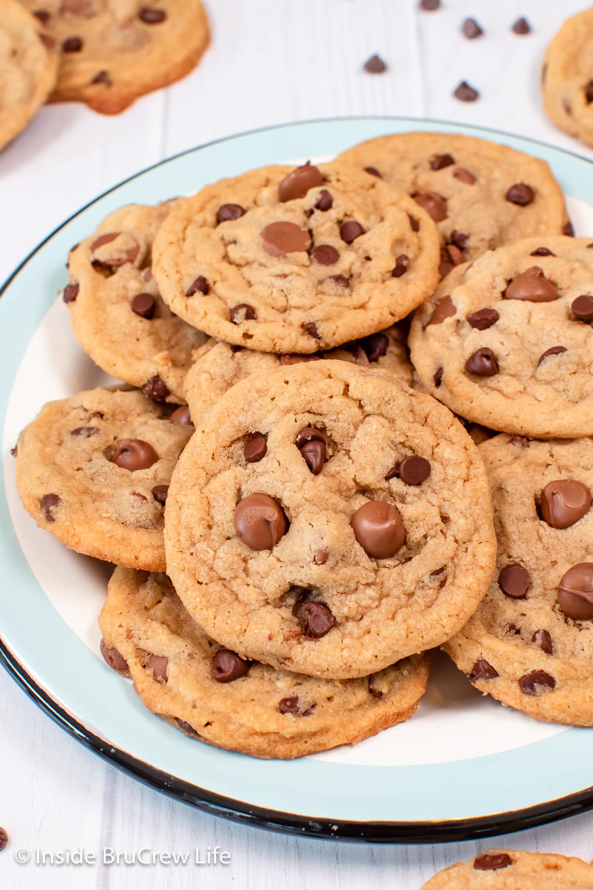 A pile of cookies on a plate.