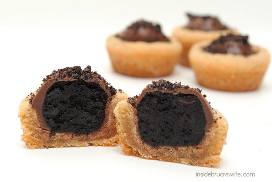 Peanut Butter Oreo Truffle Cookie Cups - an Oreo truffle makes these soft peanut butter cookies so fun! Awesome dessert recipe!