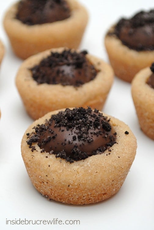 Peanut Butter Oreo Truffle Cookie Cups - these soft peanut butter cookies have an Oreo truffle inside. Best dessert recipe!