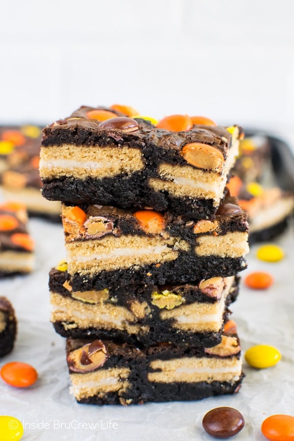 Oreo Reese's Brownie Bars - these fun fudge brownies are stuffed with cookies and candies. Make this easy recipe when you need a quick dessert! #brownies #Oreos #reesespieces #easy #dessert