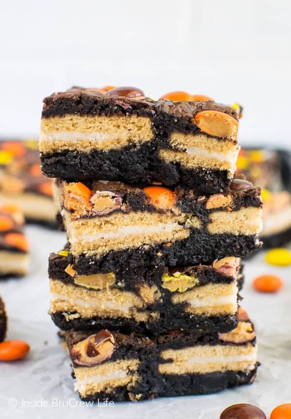 Oreo Reese's Brownies - these easy brownies are loaded with cookies and candies. Make this easy recipe and watch everyone devour it. #brownies #Oreos #reesespieces #easy #dessert