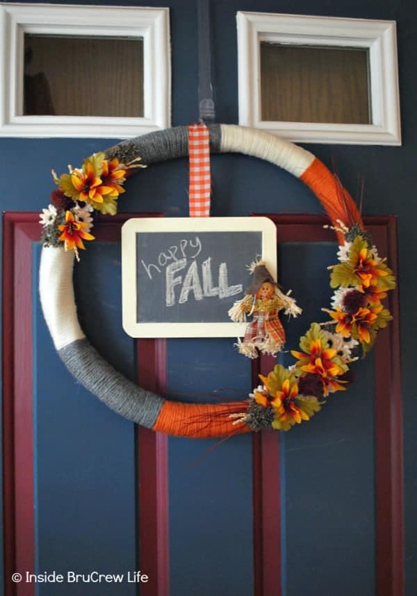 Easy DIY Fall Wreath - this easy fall wreath is made with yarn, silk flowers, and a mini chalkboard. Add some fall decor to your front door with this easy craft. #wreath #craft #yarn #fall #easy #chalkboard #DIY