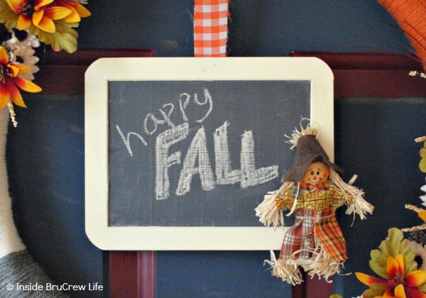 Easy DIY Fall Wreath - fill the center of your fall wreath with a mini chalkboard. This easy and fun craft is perfect for your front door. #wreath #craft #yarn #fall #easy #chalkboard