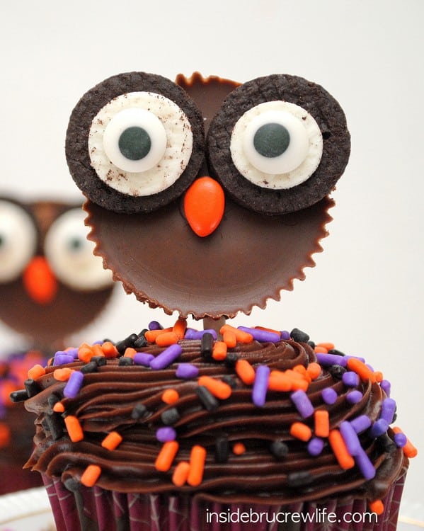 Reese's Owls - these cute owl cupcake toppers are made from Reese's peanut butter cups and Oreo cookies. Perfect edible craft that even the kids can do. #peanutbuttercups #oreos #halloween #fall #ediblecraft #cupcakes #candy #party #treats