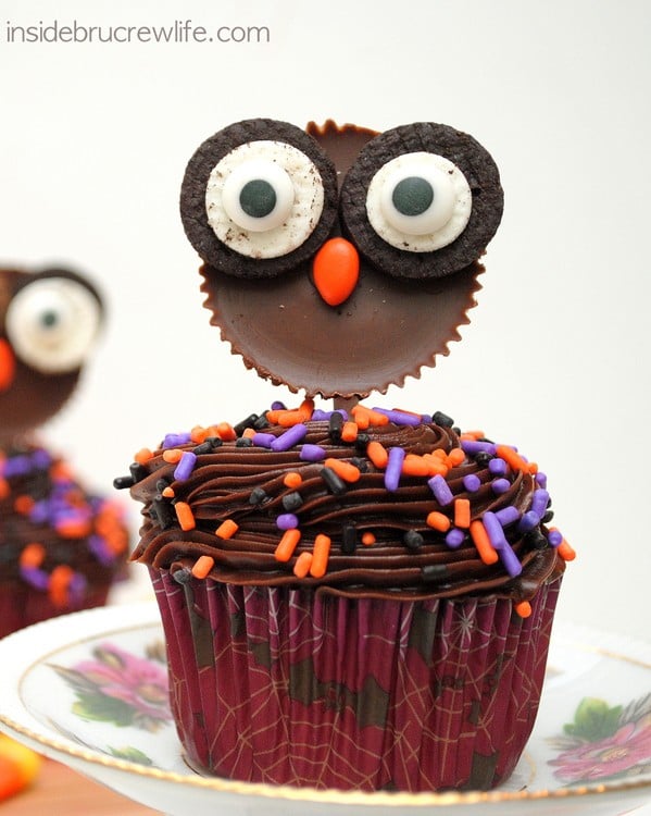 Reese's Owls - use peanut butter cups and Oreo to make these cute cupcake toppers for fall parties! #peanutbuttercups #oreos #halloween #fall #ediblecraft #cupcakes #candy #party #treats