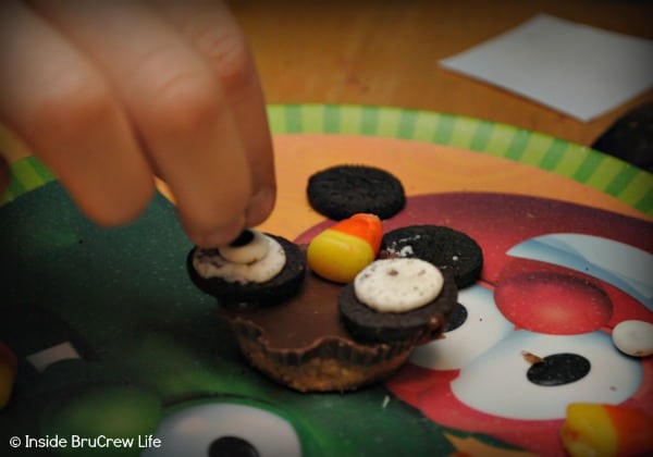 Reese's Owls - cute candy treat that kids can make #peanutbuttercups #oreos #halloween #fall #ediblecraft #cupcakes #candy #party #treats