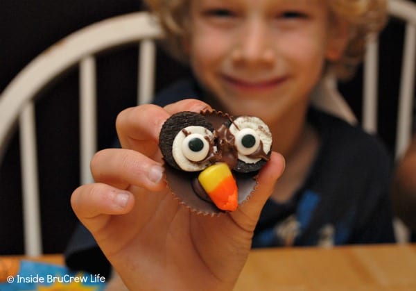 Reese's Owls - cute candy treat that kids can make #peanutbuttercups #oreos #halloween #fall #ediblecraft #cupcakes #candy #party #treats