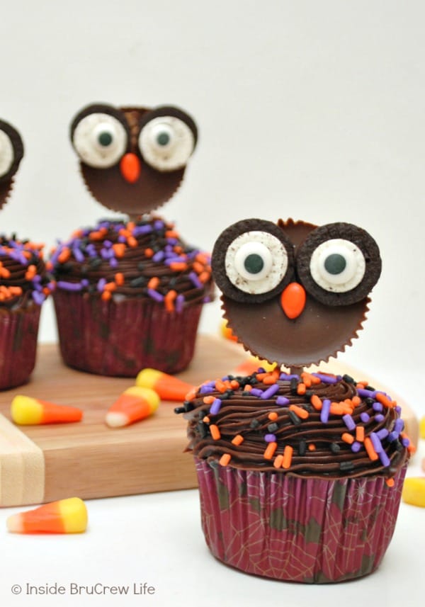 Reese's Owls - peanut butter cups topped with Oreo eyes make the cutest little candy owls! Make these cute toppers for fall cupcakes! #peanutbuttercups #oreos #halloween #fall #ediblecraft #cupcakes #candy #party #treats