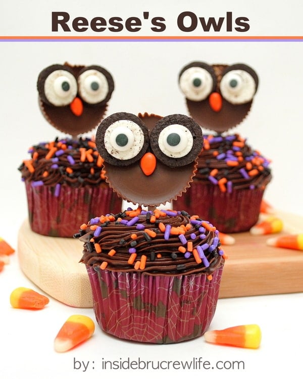 Reese's Owls - you can make these cute owls from peanut butter cups and Oreo cookies. So cute on cupcakes! #peanutbuttercups #oreos #halloween #fall #ediblecraft #cupcakes #candy #party #treats