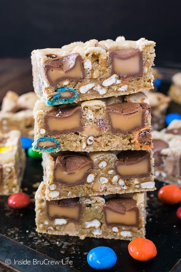 Caramel Pretzel Peanut Butter M&M Bars - these blonde brownies are loaded with candy and pretzels. Great sweet and salty dessert recipe! #blondebrownies #candy #loadedbrownies #sweets #dessert #mms #rolos #pretzel #sweetandsalty #easy #recipe