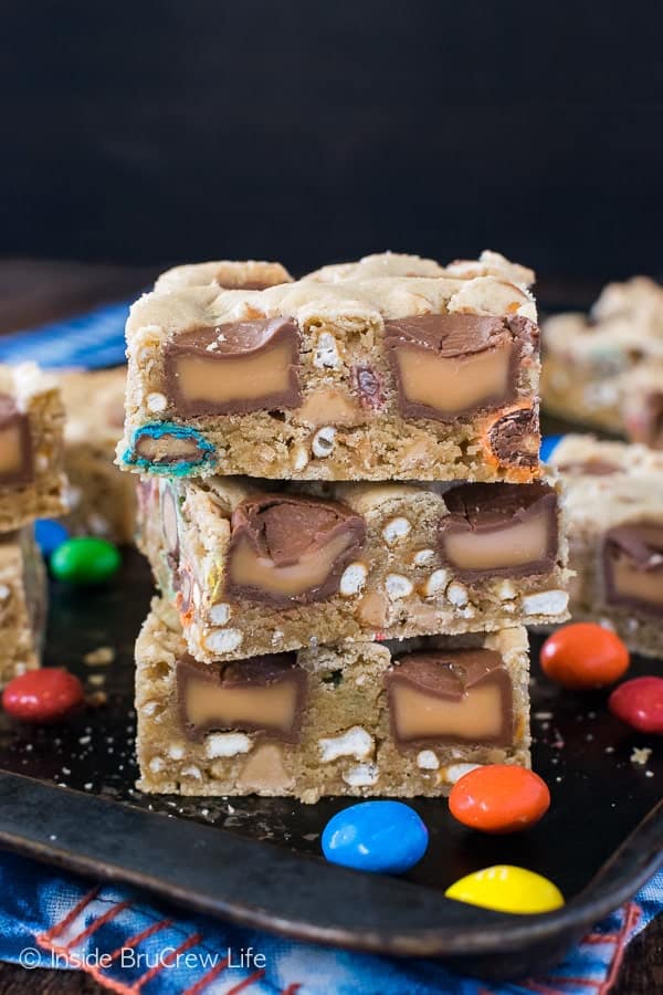 Caramel Pretzel Peanut Butter M&M Bars - candy and pretzels make this pan of cookie bars disappear in a hurry. Great sweet and salty recipe! #blondebrownies #candy #loadedbrownies #sweets #dessert #mms #rolos #pretzel #sweetandsalty #easy #recipe