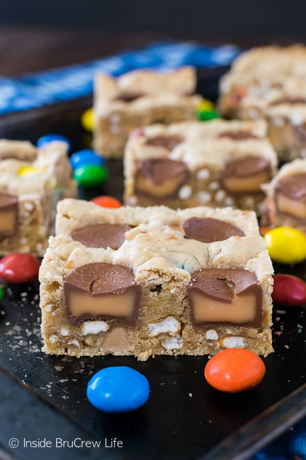 Caramel Pretzel Peanut Butter M&M Bars - blonde brownies loaded with candy and pretzels. Great sweet and salty dessert recipe to use up bags of candy! #blondebrownies #candy #loadedbrownies #sweets #dessert #mms #rolos #pretzel #sweetandsalty #easy #recipe