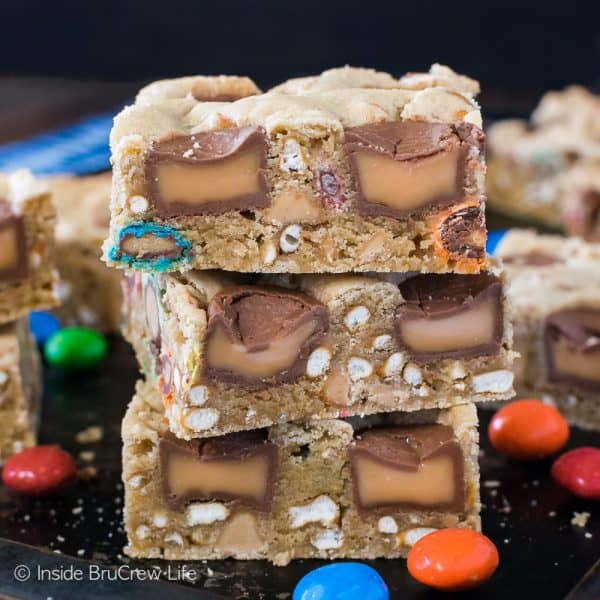 Caramel Pretzel Peanut Butter M&M Bars - loaded blonde brownies are a great way to use up bags of candy from your pantry. #blondebrownies #candy #loadedbrownies #sweets #dessert #mms #rolos #pretzel #sweetandsalty #easy #recipe