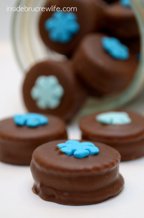 Peanut Butter Buckeye Buttons - the perfect blend of sweet and salty dipped in chocolate  www.insidebrucrewlife.com