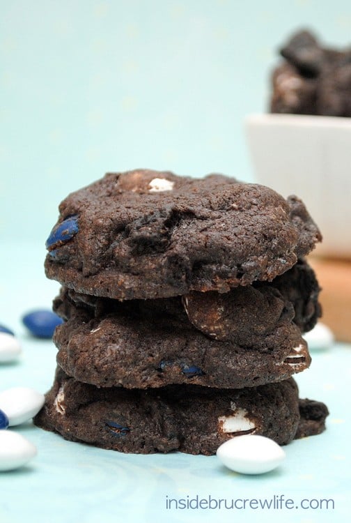 Oreo Peppermint Cookies - dark chocolate cookies with Oreo chunks and peppermint patty candy pieces www.insidebrucrewlife.com