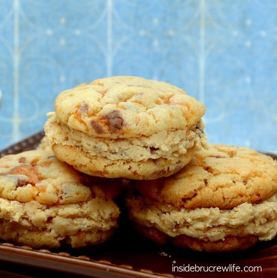 Butterfinger Whoopie Pies - you seriously cannot just eat one of these amazng cookies | www.insidebrucrewlife.com