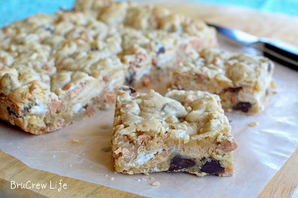 Oreo Butterscotch Blondies - these blonde brownies have Golden Oreos and butterscotch chips baked in for a fun flavor https://insidebrucrewlife.com