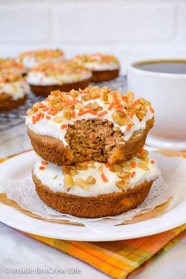 Carrot Cake Donuts - these soft baked donuts are an easy and delicious way to enjoy cake for breakfast! Make this recipe for Easter breakfast! #donuts #bakeddonuts #carrotcake #Easter #breakfast