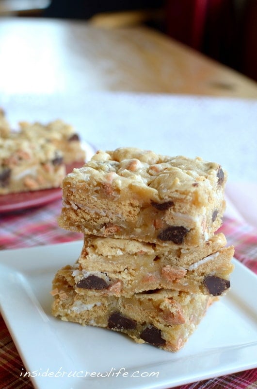 Oreo Butterscotch Blondies - these blonde brownies have Golden Oreos and butterscotch chips baked in for a fun flavor https://insidebrucrewlife.com