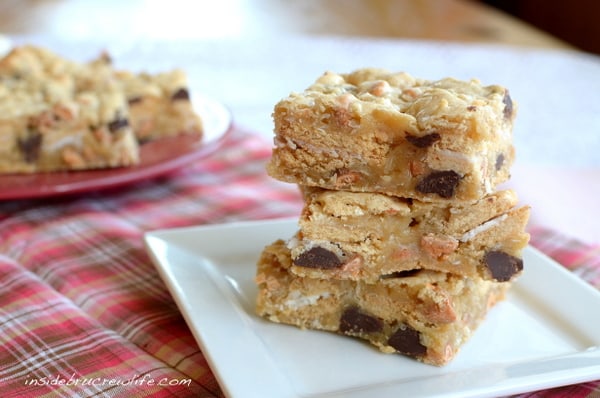 Oreo Butterscotch Blondies - these blonde brownies have Golden Oreos and butterscotch chips baked in for a fun flavor https://insidebrucrewlife.com