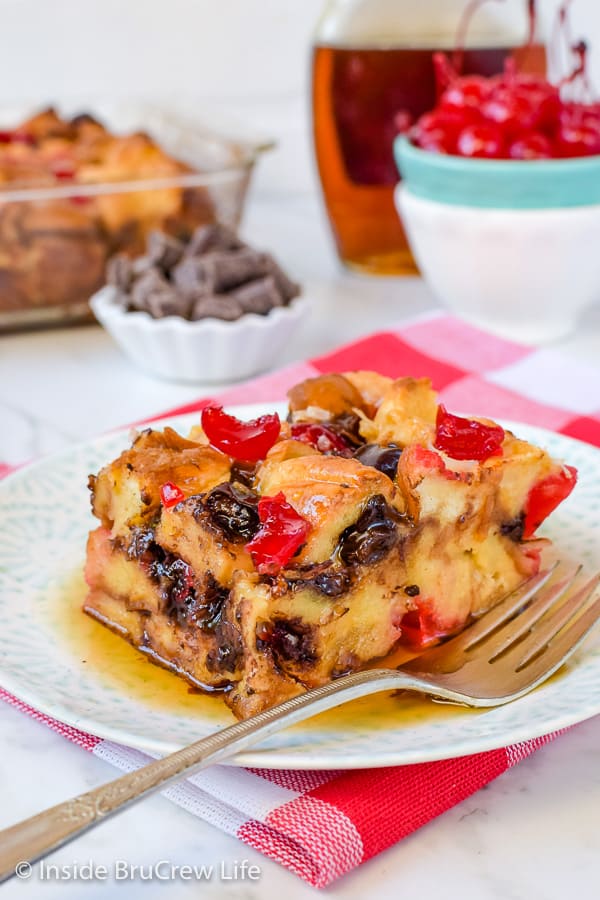 Cherry Chocolate French Toast Bake - chocolate chunks and cherries make this easy french toast casserole taste amazing. Make this easy recipe for brunch or breakfast events! #frenchtoast #breakfast #casserole #mothersday #cherry