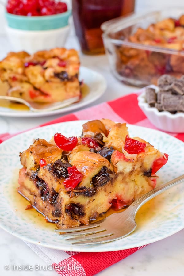 Cherry Chocolate French Toast Bake - this easy French toast casserole is loaded with chocolate chunks and cherries and tastes amazing drizzled with syrup. Make this easy recipe for brunch or breakfast events! #frenchtoast #breakfast #casserole #mothersday #cherry