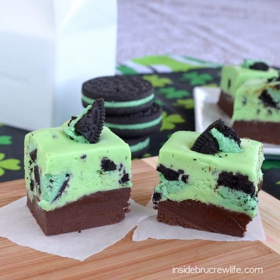 2 pieces of fudge with a chocolate layer and a green mint layer loaded with mint Oreos.