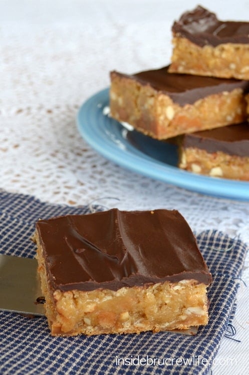 Caramel, peanuts, and chocolate give these blonde brownies a Whatchamacallit candy bar taste.