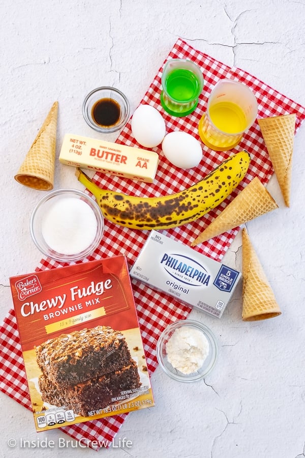 A white board with the ingredients to make a banana split brownie pie on it.