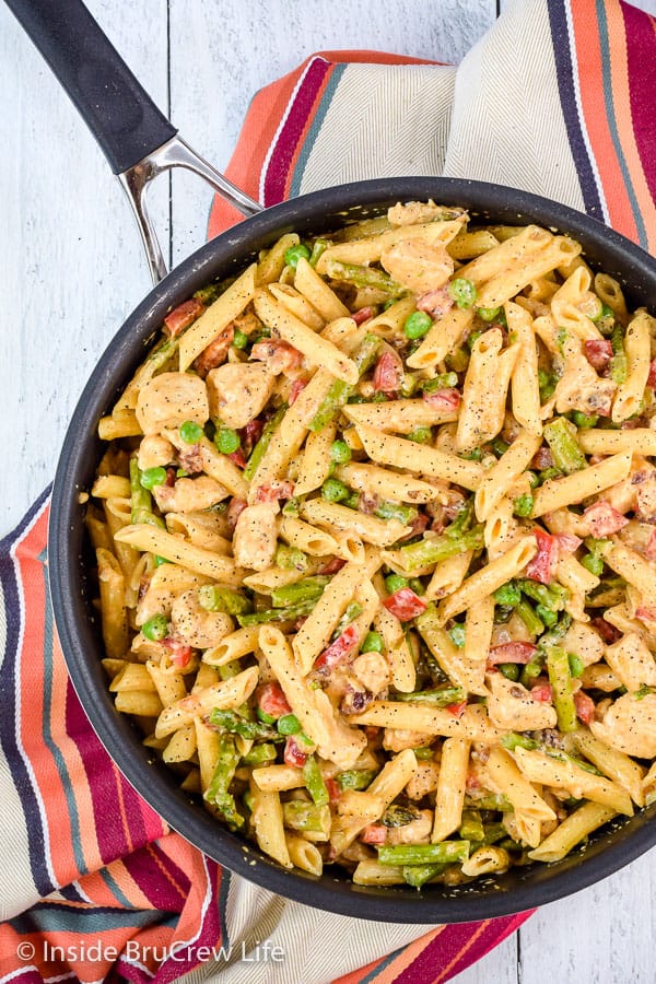 Spicy Chipotle Chicken Pasta - a skillet of this copycat Cheesecake Factory pasta is just what you need for dinner. Easy pasta skillet for busy nights! #pasta #copycat #thecheesecakefactory #chipotle #chicken