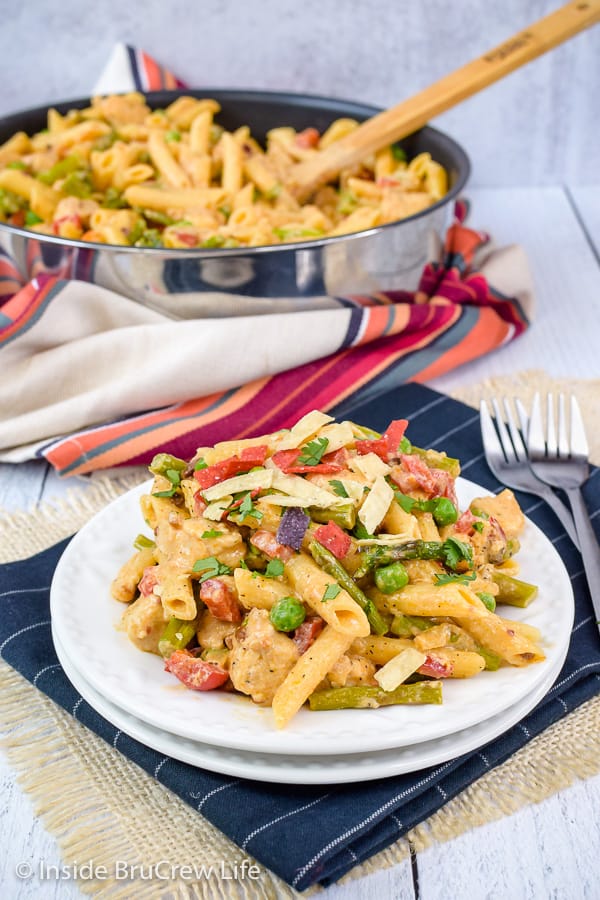 Spicy Chipotle Chicken Pasta - chicken and veggies in a creamy pasta sauce will satisfy everyone at the dinner table. Make this easy copycat recipe and watch it disappear at dinner. #pasta #copycat #thecheesecakefactory #chipotle #chicken