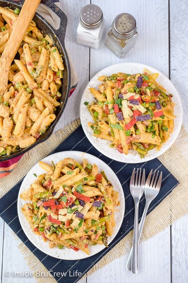 Spicy Chipotle Chicken Pasta - this easy skillet dinner comes together in minutes. Veggies and chicken in a creamy chipotle sauce will have everyone finishing dinner in a hurry. Make this recipe for busy nights! #pasta #copycat #thecheesecakefactory #chipotle #chicken