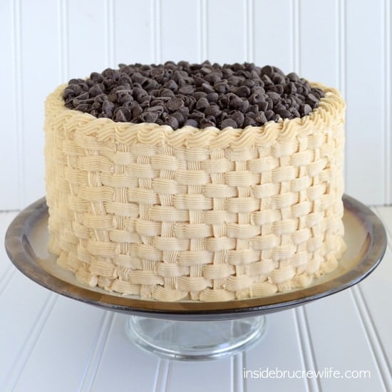 Chocolate Chip Banana Cake with Honey Peanut Butter Frosting - this fun basket weave frosting makes this the best banana cake ever! Try this layer cake for your next party! #banana #cake #layercake #peanutbutterfrosting #basketweave